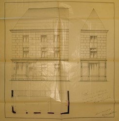 <p>Tekening behorend bij een bouwaanvraag uit 1896 betreffende het hoekhuis Kamperstraat 34. Het plan betrofo.a. het verhogen van het pand en het aanbrengen van een winkelpui (HCO).</p>
